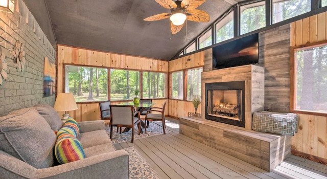 Lavish Broken Bow Home on 6 Acres w/ Hot Tub!, Boek Hotel Broken Bow Oklahoma