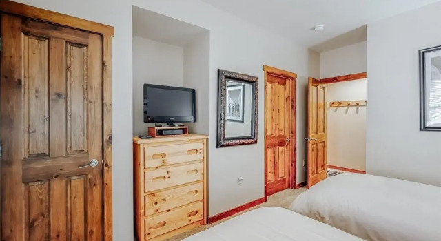 Perfectly Placed 2 Bedroom Vacation Rental in Historic Downtown Breckenridge With Access to Hot Tub and Pool, Rezerwuj Apartament Hotele w Vail Ski z basenem, Basen