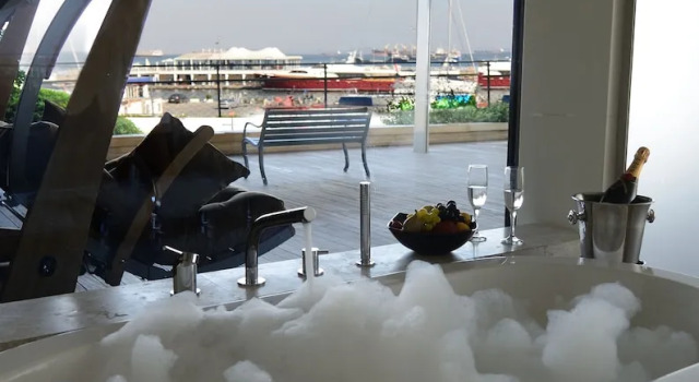 Семейные апартаменты с балконом и с видом на море Ataköy Marina Park Hotel Residence