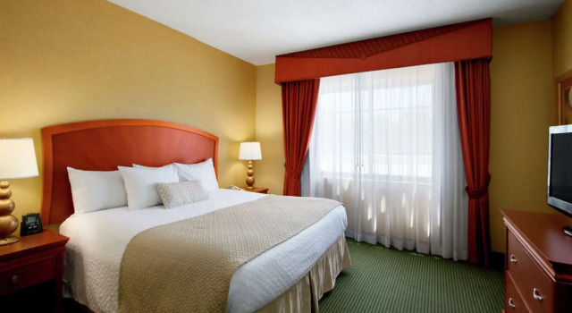 Двухместный люкс Pure Wellness с 2 комнатами Embassy Suites by Hilton Greensboro Airport