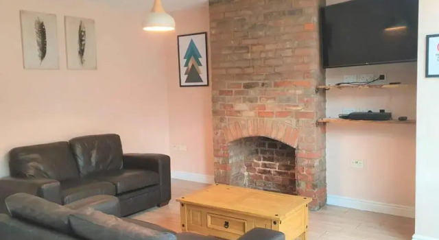 5 Bed, 2 Bath Home + Terrace, Garden & Parking, Забронировать Отель Отели Суиндон с парковкой, рядом с The Energy Check County Ground, Парковка