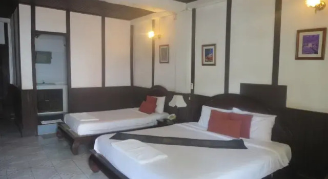 Кровать в общем номере New Lao Paris Hotel
