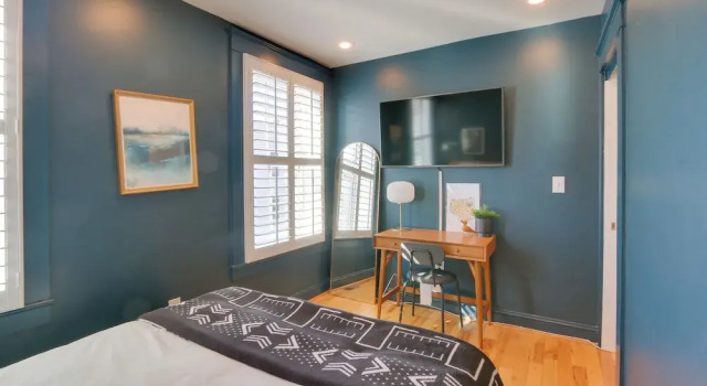 2 Mi to National Mall: Stunning Townhome w/ Patio!, Забронировать Апартаменты/квартира Вашингтон Округ Колумбия, рядом с Говардский университет
