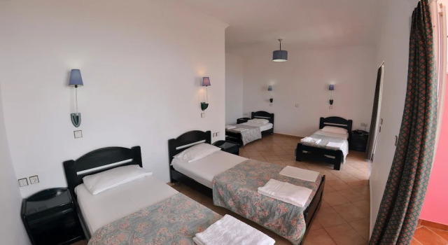 Четырёхместный номер Standard с балконом и с частичным видом на море The Pink Palace Hostel
