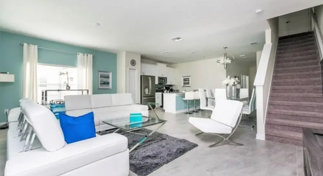 5 Bedroom Town Townhouse, Buchen Sie Ferienhaus Hotels in Four Corners mit Pool, Schwimmbad
