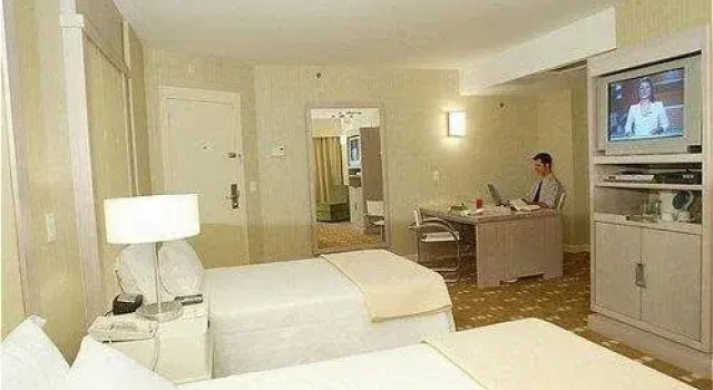 Crowne Plaza Curitiba, Забронировать Отель Отели Куритиба 4 звезды, рядом с Театр Барракан, 4*