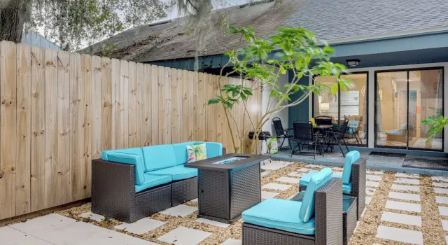 Апартаменты с 3 комнатами Chic Townhouse w/ Hot Tub, 4 Mi to Atlantic Beach!