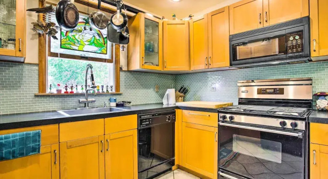 Коттедж Charming Hampton Bays Home 5 Mi to Coopers Beach