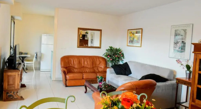 Spacious Luxury apt, 12 min walk to Croisette beach and Conf Centre, Забронировать Отель Отели Канн с бассейном, рядом с Le Croisette Casino Barriere de Cannes, Бассейн