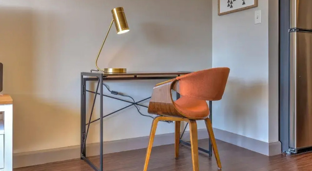 Kasa Comfy 1 BD Near Local Eateries St Louis, Забронировать Отель Сент-Луис Миссури, рядом с Saint Louis Science Center