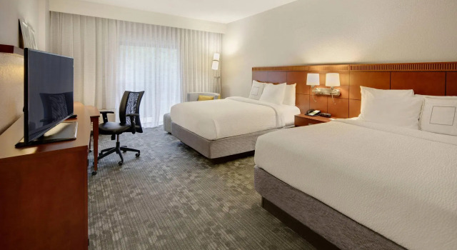 Четырёхместный номер Standard Courtyard Atlanta Norcross/Peachtree Corners