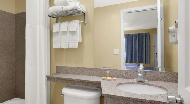 Номер Standard Days Inn by Wyndham Middletown