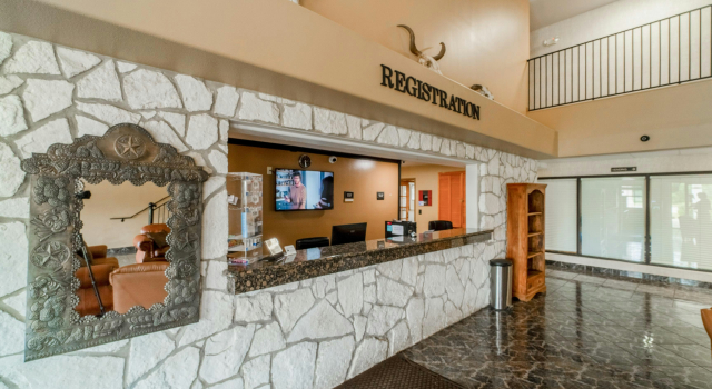 Days Inn & Suites by Wyndham Beeville, Забронировать Отель Бивилл штат Техас, рядом с CHRISTUS Spohn Hospital - Beeville