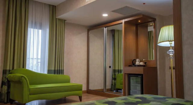 Студия Royal United Hotel International