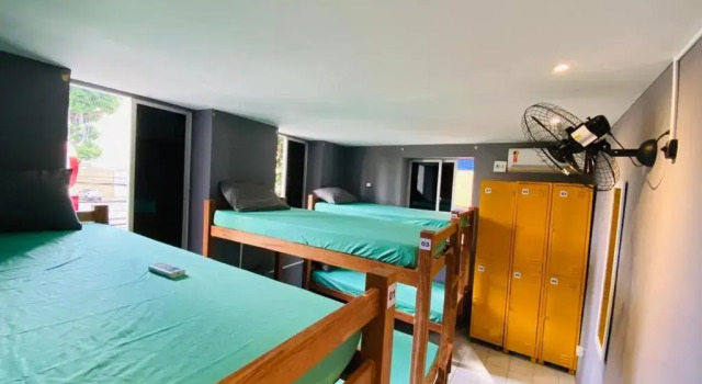 Кровать в общем номере Reef Hostel & Pousada