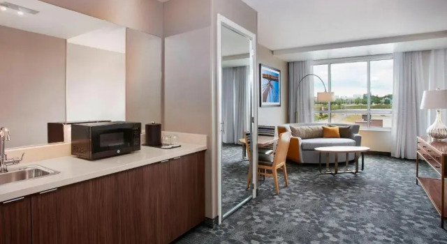 Двухместный полулюкс с видом на залив Courtyard by Marriott Erie Bayfront