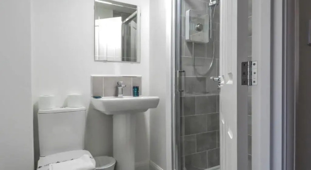 Коттедж Tudors eSuites 5 Bed House