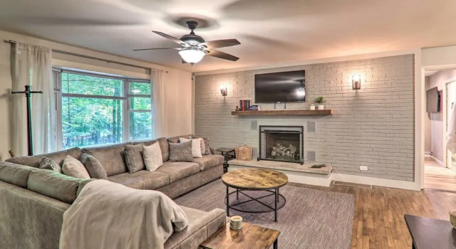 Sunroom, Fire Pit + Sauna: Lake Locust Village Gem, Book Feriehus Sommerhuse i Pennsylvania, Hytte