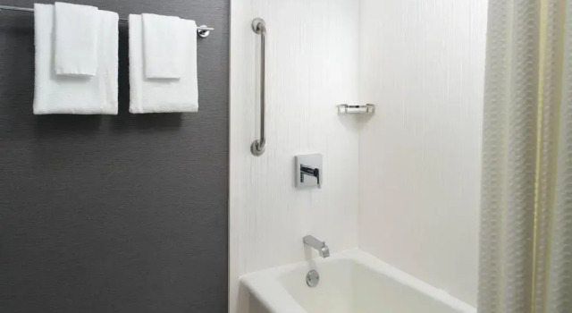 Люкс Courtyard by Marriott Raleigh Midtown