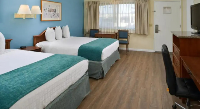 Двухместный номер Standard с видом на бассейн Edgewater Inn and Suites