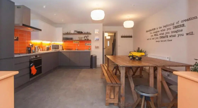 higgihaus #3a & 3b 8 Bed Big Groups Hip Location