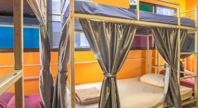 Кровать в общем номере i Hostel Phuket