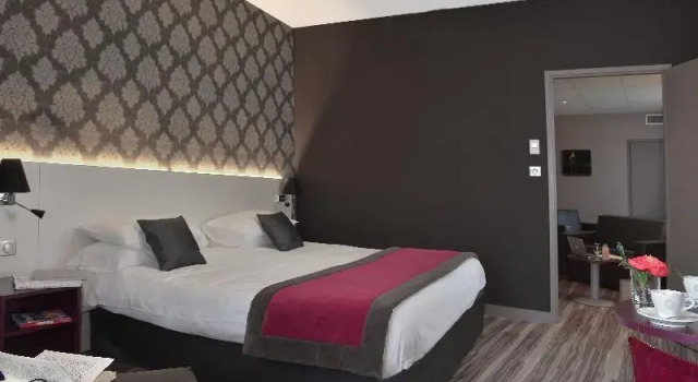 Семейный номер Standard с балконом Logis Hôtel-Restaurant LE FONTARABIE