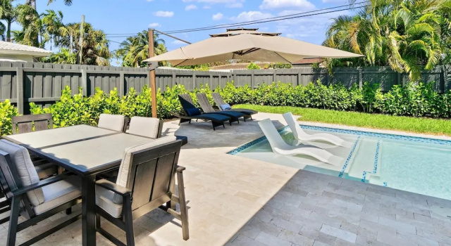 Коттедж Stunning Poolside Luxury Retreat