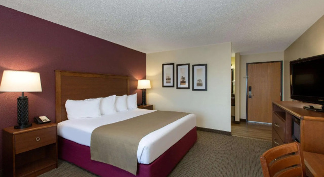 Двухместный номер Standard AmericInn by Wyndham Merrill