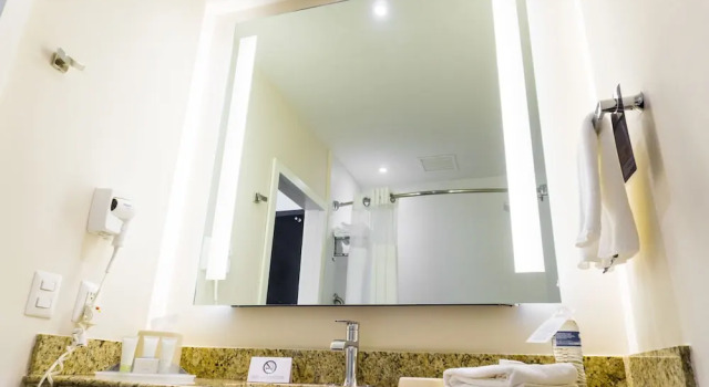 Четырёхместный номер Deluxe Courtyard by Marriott San Luis Potosi