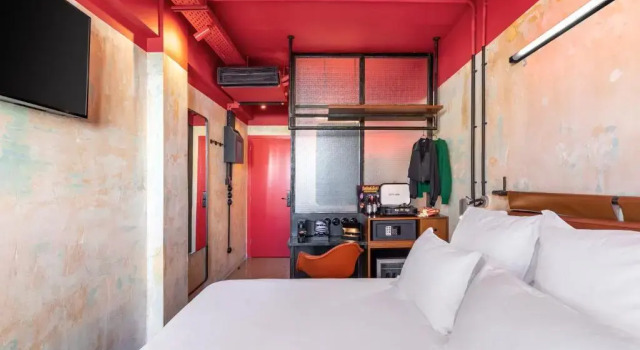 Двухместный номер Medium с балконом Max Brown Hotel Downtown Part of Sircle Collection Formally known as Dave Red