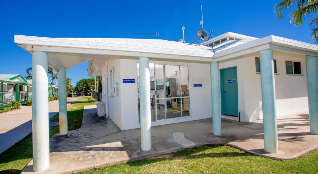 BIG4 Bowen Coral Coast Beachfront Holiday Park, Rezerwuj Hotel Hotele w Whitsundays z parkingiem, Parking