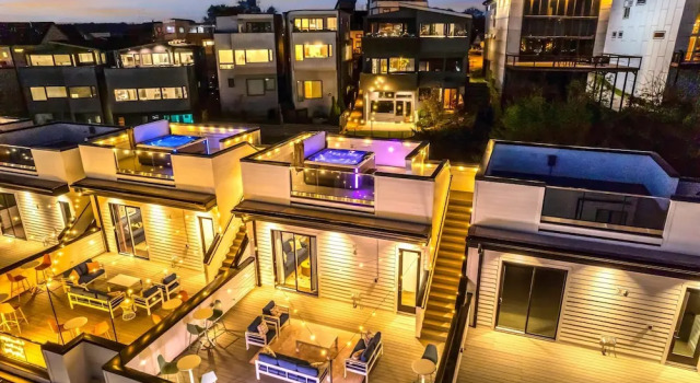 Luxury Stay With Rooftop Views in Prime Location