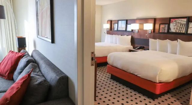 Четырёхместный люкс c 1 комнатой Radisson Plaza Hotel at Kalamazoo Center