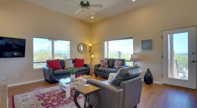 Updated Tucson Home w/ Panoramic Mtn Views & Pool!, Rezerwuj Dom wakacyjny Tucson Arizona