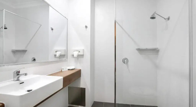 Четырёхместный номер Economy New England Motor Inn