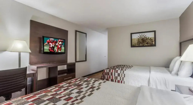 Четырёхместный номер Deluxe Red Roof Inn Meridian