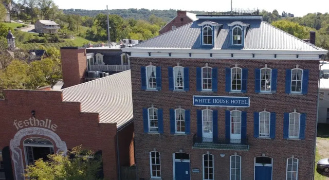 White House Hotel, Book Hotel Hoteller i Hermann med parkering, Parkering