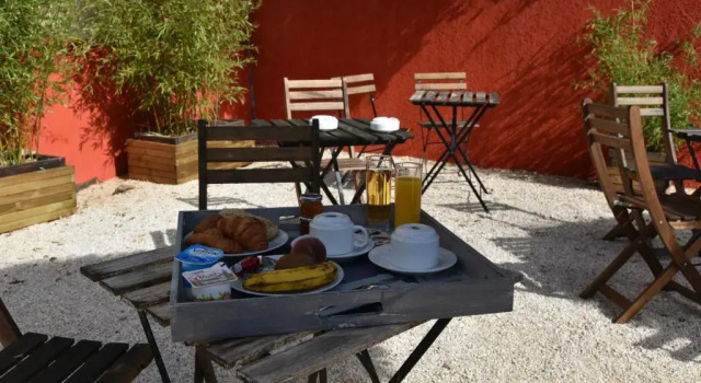 Komfortowy dwuosobowy pokój i balkonem Hôtel Les Mimosas