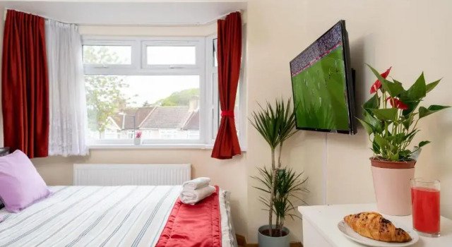 F4 Modern Double Room (Sandycroft Guest House)
