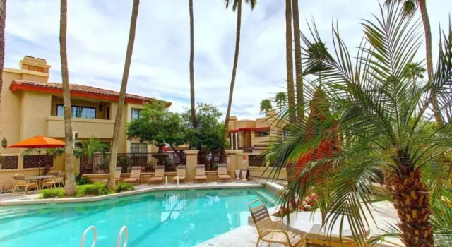 Коттедж Resort Community: Three Heated 24/7/365 Pools; ½ mile walk to N. Mtn. Preserve!