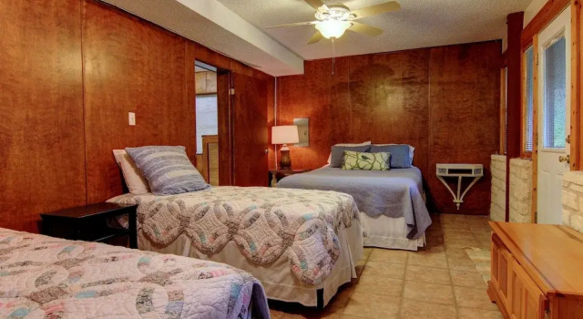 Leaning Oak, Book Hotel Sattler USA