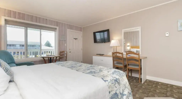 Студия The Cedarwood Inn & Suites