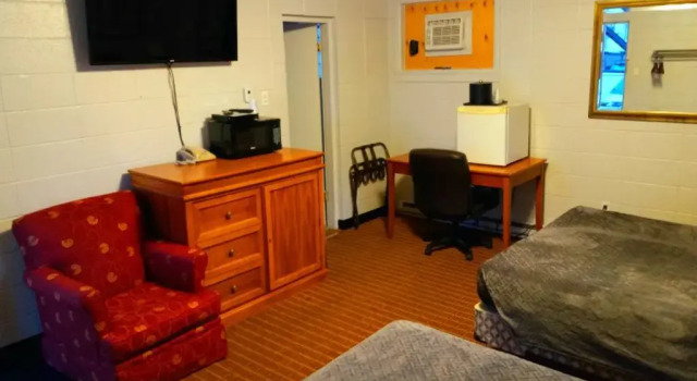 Четырёхместный номер Standard Chalet Inn Motel