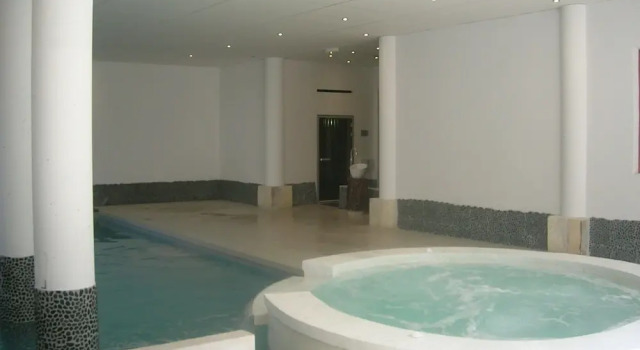 Traditional Apartment Just 300 m. From the Thermal Baths, Забронировать Апартаменты/квартира Отели Сен-Лари-Сулан с бассейном, рядом с Гондольный подъемник Пик Люмьер, Бассейн