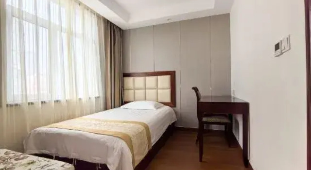 Трёхместный люкс Taidong Hotel