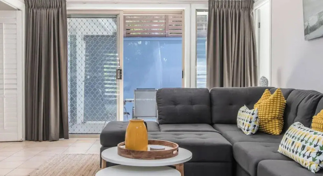 Апартаменты Deluxe Цокольный этаж с 3 комнатами с балконом Hastings Cove Waterfront Holiday Apartments