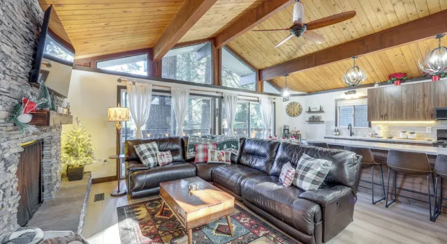 Коттедж Modern Lake Arrowhead Retreat: 3 Mi to Village