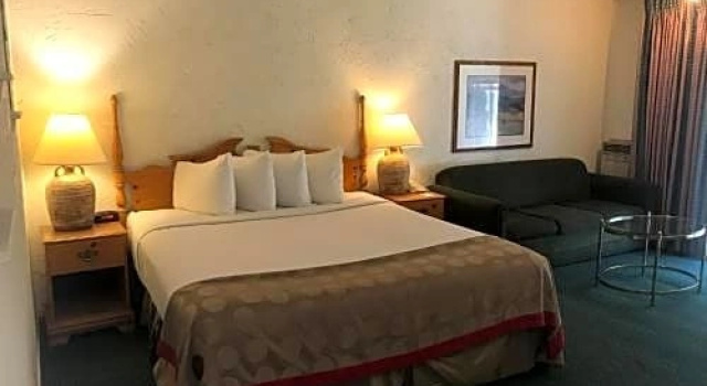 Четырёхместный люкс Ramada Oxnard