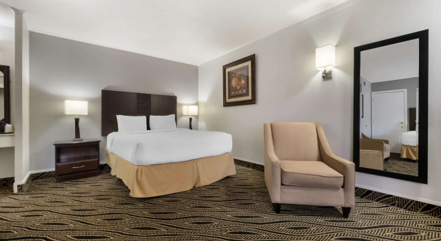 Шестиместный номер Standard Best Western Red Carpet Inn